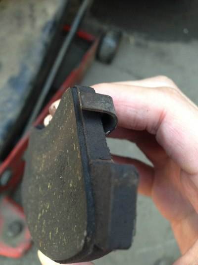 刹车片背面的铁片有什么作用(刹车片背面的铁片有什么作用和用途)
