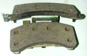 半金属刹车片是由石棉纤维做成(非石棉有机材质刹车片和陶瓷刹车片)